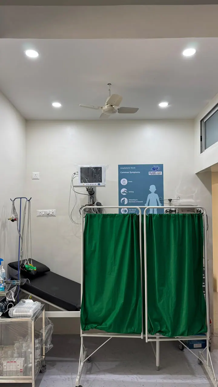 Hospital treatment room with beds and privacy screens